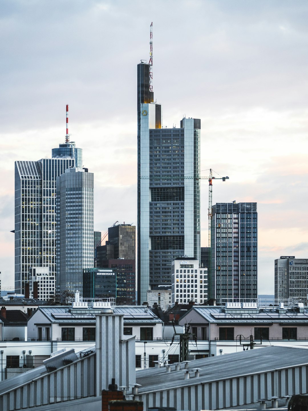 Sunrise colours in Frankfurt (Main) with the ​skyline.